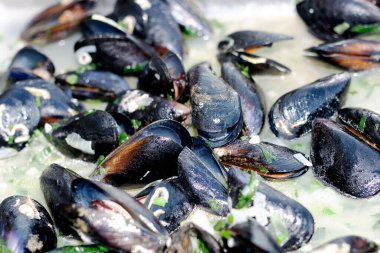 Kremalı bitki sosunda pişirilmiş midye.