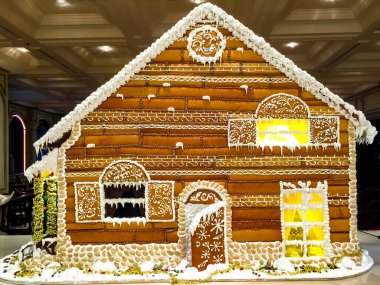 Moskova, Rusya 'da Noel partisi için yenebilir zencefilli kurabiye evi.