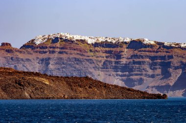 Yunanistan 'ın Ege Denizi' ndeki Santorini Adası 'ndaki volkanik kalderada asılı Fira kenti