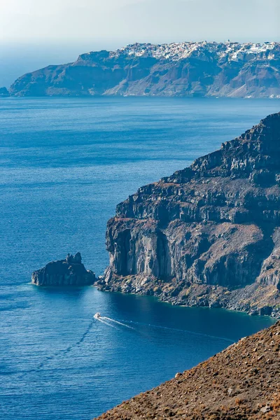 Yunanistan Ege Denizi Ndeki Santorini Adasında Volkanik Kalderanın Üzerinde Duran — Stok fotoğraf