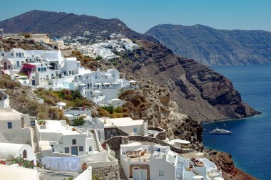 GREECE, SANTORINI, SEPTEMBER, 2012 - Ege Denizi 'nin zeminine karşı beyaz evleri ve mavi çatıları olan Fira kasabası