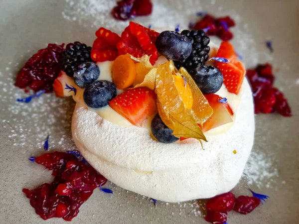 Pavlova Cake Cream Fresh Summer Berries — Stock Photo, Image
