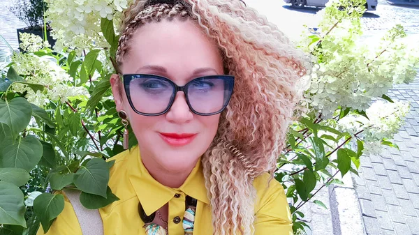 Portrait Pretty Woman Curly Hair Glasses Background Bush Hydrangea — Stock Photo, Image