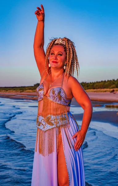 Retrato Uma Mulher Bonita Com Cabelos Encaracolados Traje Dança Oriental — Fotografia de Stock