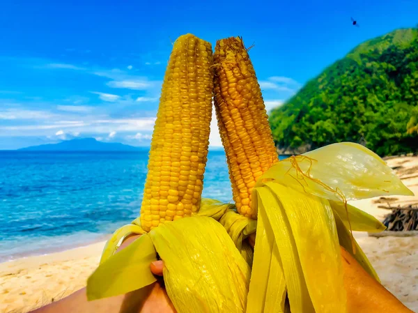 Freshly Boiled Corn Tourists Hands Background Indian Ocean Sentani Beach — Stock Photo, Image