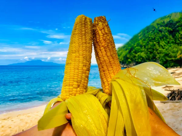 Milho Recém Cozido Nas Mãos Dos Turistas Fundo Oceano Índico — Fotografia de Stock