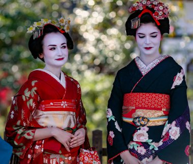 JAPAN, KYOTO, APRIL, 05, 2017 Eski moda Kyoto Japonya kasabasında Maiko kimonolu iki hoş kadın.