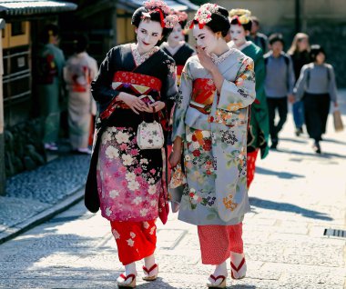 JAPAN, KYOTO, APRIL, 05, 2017 Eski moda Kyoto Japonya kasabasında Maiko kimonolu iki hoş kadın.