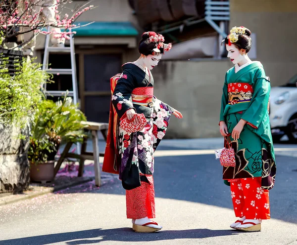 Japan Kyoto エイプリル社 2017年5月 京都の下町にある舞妓さんの着物姿の素敵な女性2人 — ストック写真
