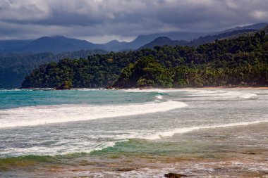 Filipinler 'deki Palawan Adası' nda Hint Okyanusu 'nun dalgalarıyla dolu vahşi, güzel bir sahil.