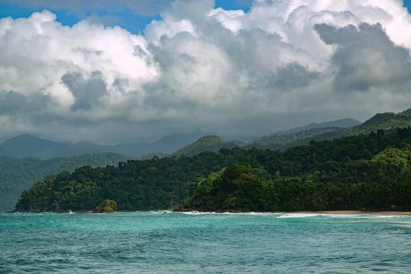 Filipinler 'deki Palawan Adası' nda Hint Okyanusu 'nun dalgalarıyla dolu vahşi, güzel bir sahil.