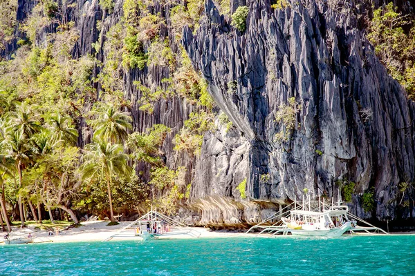 Philippines Nido Palawan Diciembre 2019 Barcos Recreo Amarrados Cerca Largo — Foto de Stock