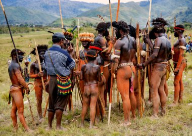 İNDONEYA, PAPUA NEW GUINEA, WAMENA, İRYAN JAYA, 20 AĞUSTOS 2018: Yerel kabilelerin Aborjinleri, Papua Yeni Gine 'nin Wamena kentindeki Baliem Vadisi festivalinde bir araya geldiler..