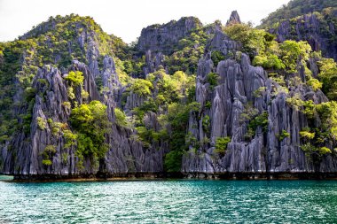 Coron adasındaki kireçtaşı karst kayaları. Coron, Palawan Adası 'ndan ayrı bir ada grubudur. Filipinler