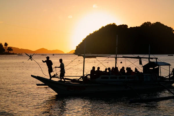 Barco Placer Con Turistas Atardecer Fondea Playa Las Cabanas Isla — Foto de Stock