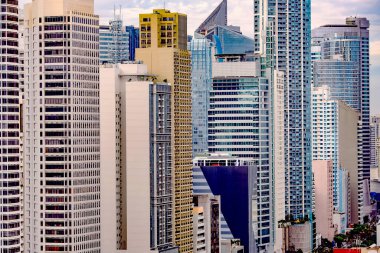 PHIPPINES, MANILA, Aralık 2019 - Filipinler 'in başkenti Manila' daki modern çok katlı binalar