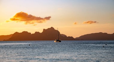 El Nido, Palawan 'daki Las Cabanas Sahili üzerinde sarı tonda gün batımı