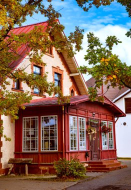 LATVIA, SIGULDA, ECTOBER, 2020 - Sigulda, Letonya 'da sonbaharda bir taş evin yanında antik mimarinin güzel ahşap verandası