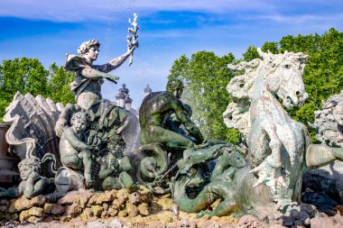 FRANCE, BORDEAUX, MAYIS, 19, 2019 - Girondinlerin heybetli anıtı - 43 metrelik sütun Quinconces, Bordeaux, Fransa