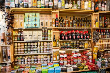 FRANCE, BORDEAUX, MAYIS, 19, 2019 - Fransa 'nın Bordeaux kentindeki bir Fransız mağazasında çeşitli ürünlerle gastronomik bölüm