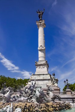 FRANCE, BORDEAUX, MAYIS, 19, 2019 - Girondinlerin heybetli anıtı - 43 metrelik sütun Quinconces, Bordeaux, Fransa