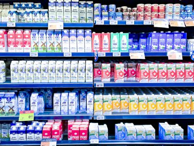 Letonya, Riga, Mart, 01, 2024 - Süpermarket raflarında lezzetli ve sağlıklı biyosüt ürünleri. Süt yağı olmayan doğal ürünler. Gıda kalitesi kavramı.