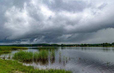Varska Körfezi 'nde maden suyu ve Pskov sınırında yağmur bulutları olan iyileştirici çamur. Varska kasabası. Estonya