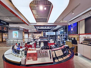 LATVIA, RIGA, SEPTEMBER, 06, 2025: Armani butiği Stockmann alışveriş merkezinde çeşitli lüks kokulara sahip, Riga, Letonya