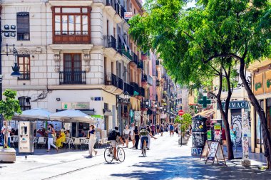 İspanya, VALENCIA, SEPTEMBER, 12, 2025: Valencia 'nın eski kentinin dar sokakları, İspanya' da sıcak bir yaz gününde restoran ve turistlerle dolup taşıyor.