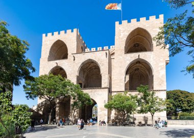 İspanya, VALENCIA, SEPTEMBER, 12, 2025: Ünlü Serranos Kuleleri veya Torres de Serranos, Valensiyalı Gotik tarzında antik şehir duvarının bir kısmını oluşturan on iki kapıdan biridir. İspanya