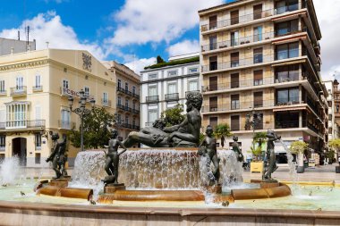 İspanya, VALENCIA, SEPTEMBER, 15, 2025: Valencia, Plaza de La Virgen 'deki Neptuno Çeşmesi. Bu büyük, oval çeşmenin süsü Roma tanrısı Neptün 'ün bronz bir figürüdür..