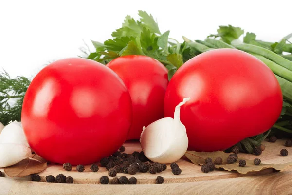 Tomates Crudos Frescos Cebollas Verdes Perejil Eneldo Sobre Fondo Blanco —  Fotos de Stock