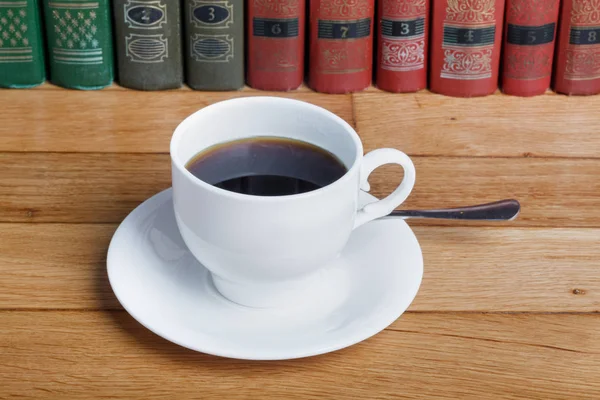 Warme Kop Verse Koffie Houten Tafel Een Stapel Boeken Lezen — Stockfoto