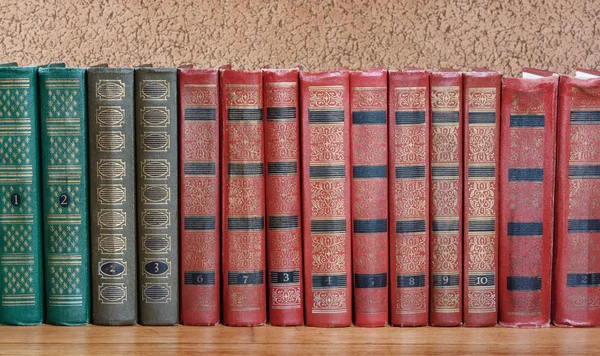 Volumes Ricamente Decorados Livros Com Uma Inscrição Dourada Bela Prateleira — Fotografia de Stock