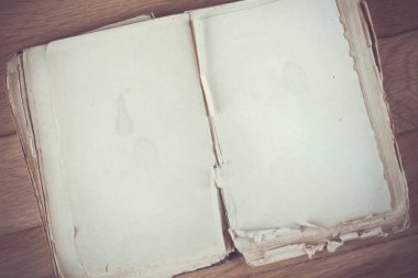 eski kitap vintage ahşap masa üzerinde metin için boş sayfa açın.