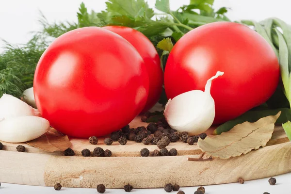Frische Rohe Tomaten Grüne Zwiebeln Petersilie Und Dill Auf Weißem — Stockfoto