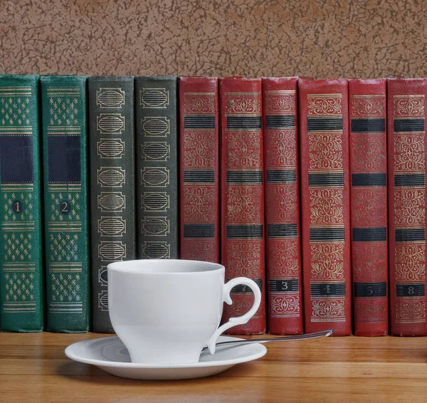 Ahşap Masa Okumak Için Kitap Yığını Üzerinde Taze Kahve Fincan — Stok fotoğraf