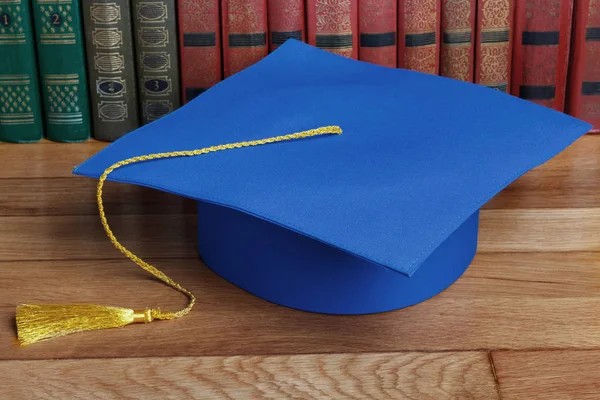 Mortaio Laurea Sulla Cima Pila Libri Tavolo Legno Sfondo Parete — Foto Stock