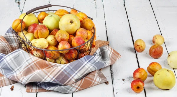 Manzanas Albaricoques Frescos Sabrosos Maduros Cesta Metal Tejida Mesa Madera —  Fotos de Stock