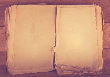 eski kitap vintage ahşap masa üzerinde metin için boş sayfa açın.