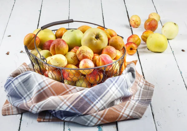 Rijp Smakelijke Verse Abrikozen Appels Geweven Metalen Mand Houten Tafel — Stockfoto