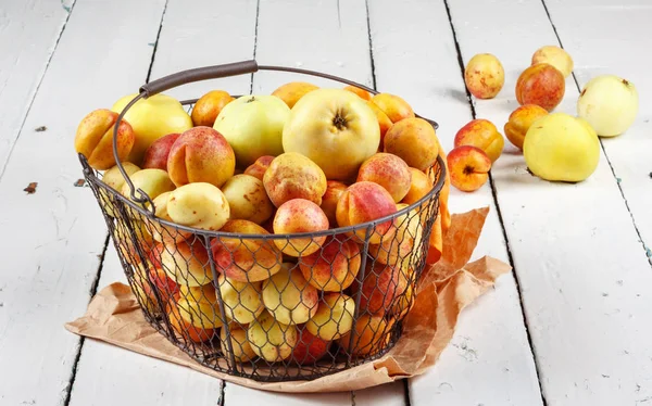 Mogna Smakrika Färska Aprikoser Och Äpplen Vävd Metall Korg Träbord — Stockfoto