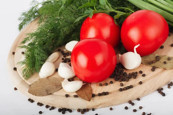 Frische Rohe Tomaten Grüne Zwiebeln Petersilie Und Dill Auf Weißem — Stockfoto