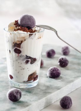 Dondurma güzel mermer tezgah arka plan üzerinde kiraz çilek ile