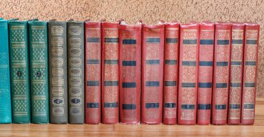 zengince dekore birimleri ile altın harflerle kitap güzel ahşap raf