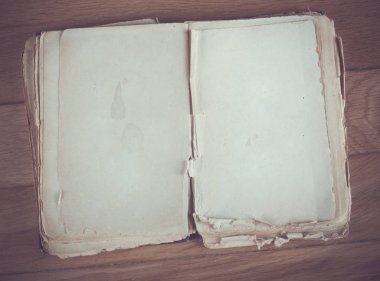 eski kitap vintage ahşap masa üzerinde metin için boş sayfa açın.