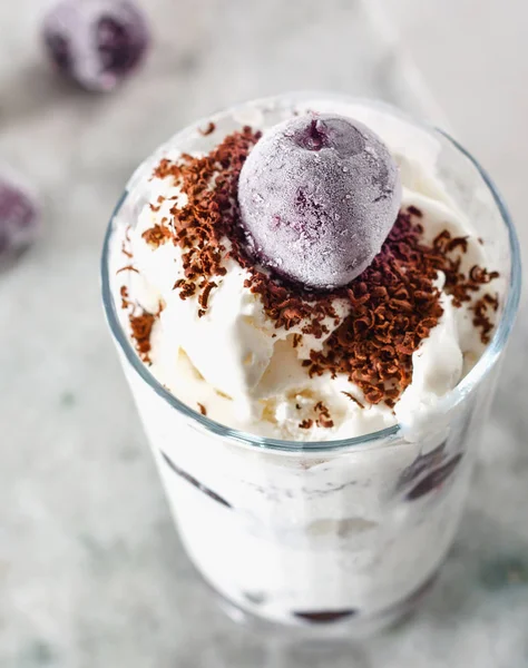 Dondurma güzel mermer tezgah arka plan üzerinde kiraz çilek ile