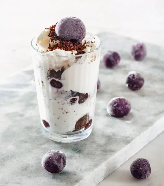 Dondurma güzel mermer tezgah arka plan üzerinde kiraz çilek ile