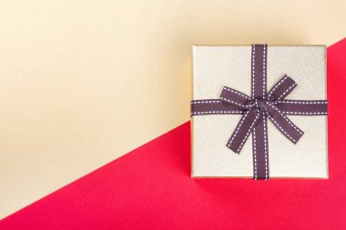 Parlak kırmızı zemin üzerine altın hediye kutusu. Top düz yatıyordu Grup nesneleri görüntüleme