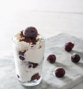 Dondurma güzel mermer tezgah arka plan üzerinde kiraz çilek ile